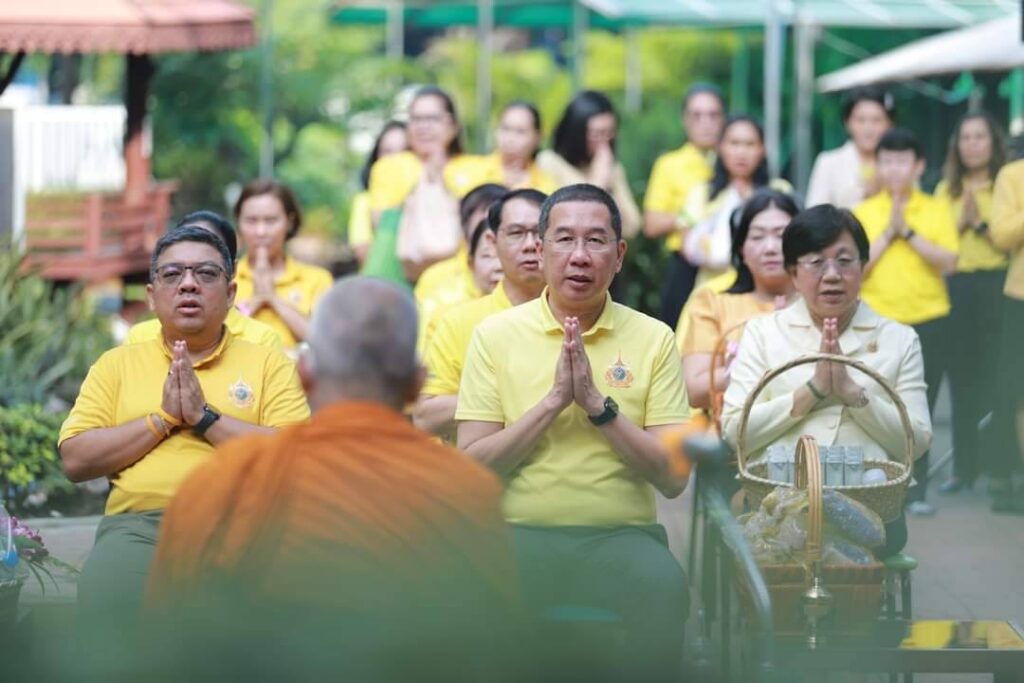 วันที่ 25 ตุลาคม 2567 ดร.สุรางค์ศรี วาเพชร ผู้อำนวยการศูนย์เทคโนโลยีสารสนเทศและการสื่อสาร และเจ้าหน้าที่ศสท. เข้าร่วมทำบุญตักบาตรพระสงฆ์ 5 รูป ภายใต้กิจกรรมจิตอาสาบำเพ็ญสาธารณประโยชน์และบำเพ็ญสาธารณกุศล เนื่องในวันนวมินทรมหาราช 13 ตุลาคม 2567 และวันปิยมหาราช วันที่ 23 ตุลาคม 2567 ณ ลานอนุสาวรีย์ศาสตราจารย์พิเศษทำนอง สิงคาลวณิช กรมส่งเสริมการเกษตร